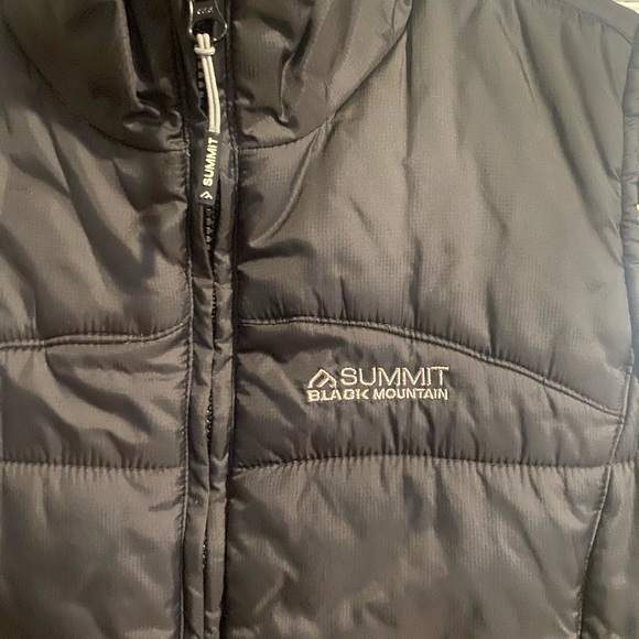 Women’s Summit Black Montain Puffer Vest - Picture 4 of 8